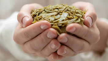Le savon de Marseille. Hypoallergénique, naturel et économique, il prend soin de votre peau et de l'environnement tout en offrant une efficacité redoutable pour votre linge.